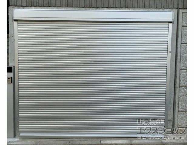 神奈川県横浜市のLIXIL リクシル（トステム）のガレージシャッター ガレージシャッタークワトロ 電動式 外部付タイプ ※外部停電時開閉機構 施工例