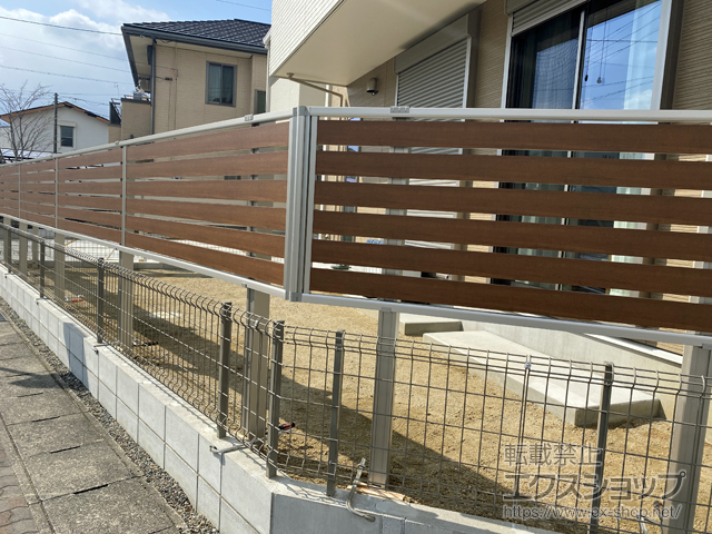 愛知県愛西市ののフェンス・柵 ルシアスフェンスF04型 横板 木目カラー 上段のみ設置 自立建て用 施工例
