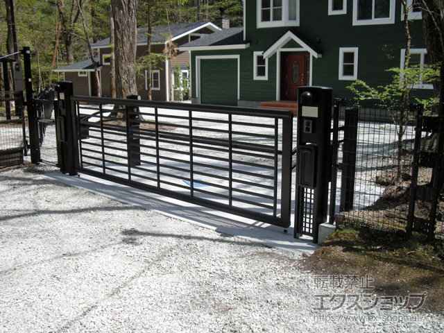 長野県北佐久郡軽井沢町ののカーゲート ルシアスアップゲートワイド 3型 横太格子 電動 施工例