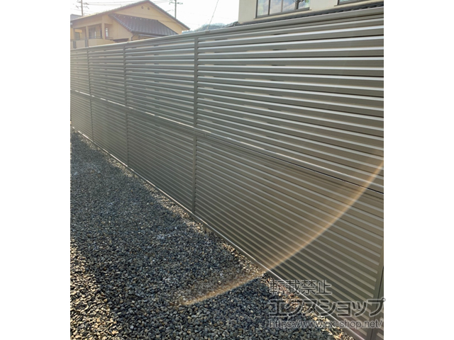 岡山県倉敷市ののフェンス・柵 ミエーネフェンス 目隠しルーバータイプ 2段支柱 自立建て用（パネル2段） 施工例