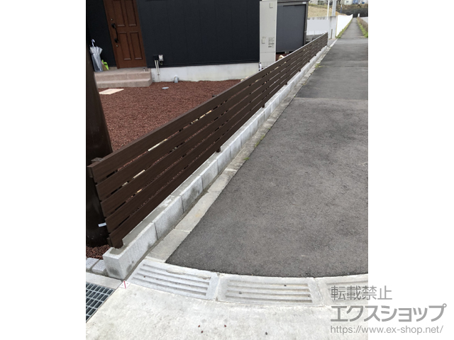 埼玉県飯能市ののフェンス・柵 ルシアスフェンスH02型 横板格子 木調カラー 自由柱施工 施工例