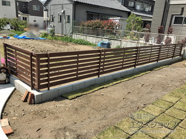 愛知県豊川市ののフェンス・柵 フェンスAA YS2型 横スリット 木調カラー フリーポールタイプ 施工例
