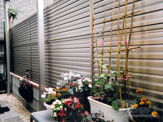 千葉県船橋市ののテラス屋根 ミエーネフェンス 目隠しルーバータイプ 2段支柱 ブロック建て用（パネル2段） 施工例