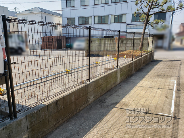 埼玉県川口市ののフェンス・柵 ミエーネフェンス 目隠しルーバータイプ 2段支柱 自立建て用 施工例