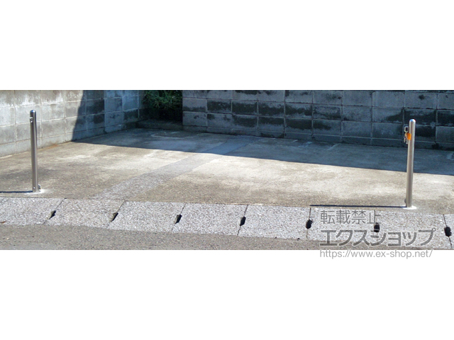 宮崎県宮崎市ののカーゲート スペースガード(車止め) R48型 取外し式 フタ付き・南京錠付き 施工例