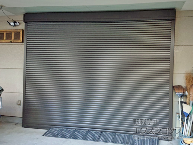 神奈川県川崎市のLIXIL リクシル（トステム）のガレージシャッター ガレージシャッタークワトロ 電動式 外部付タイプ 施工例