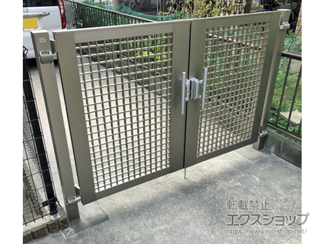 神奈川県川崎市のの門扉 ライシス門扉 7型 井桁格子 両開き 柱使用 施工例