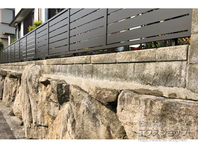 兵庫県川西市のLIXIL(リクシル)のフェンス・柵・塀 フェンスAB YS3型 横スリット3　フリーポールタイプ 施工例