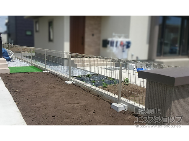 青森県三沢市ののフェンス・柵 イーネットフェンス 2F型 自由柱タイプ 施工例