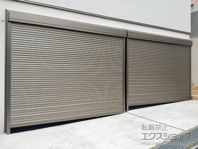 神奈川県逗子市のLIXIL リクシル（トステム）のガレージシャッター 【特注】ガレージシャッタークワトロ 電動式 外部付タイプ ※外部停電時開閉機構 施工例