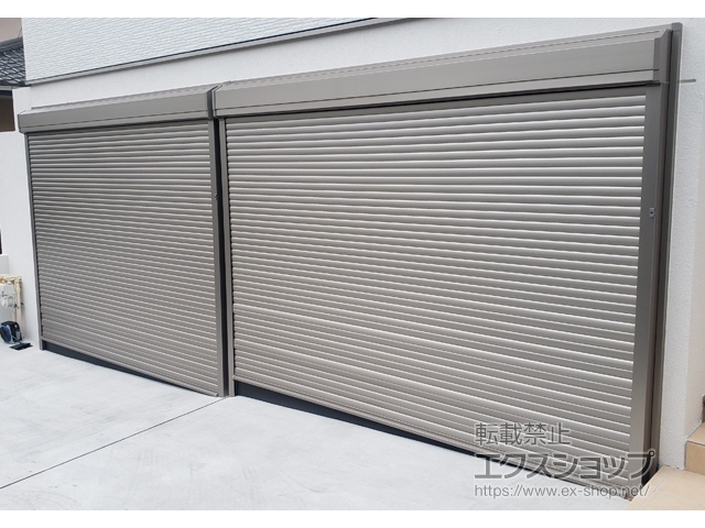 神奈川県逗子市のLIXIL リクシル（トステム）のガレージシャッター 【特注】ガレージシャッタークワトロ 電動式 外部付タイプ ※外部停電時開閉機構 施工例