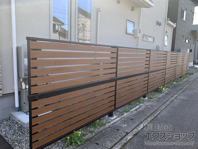 富山県射水市ののフェンス・柵 モクアルフェンス 横板タイプ 2段支柱 自立建て用 施工例