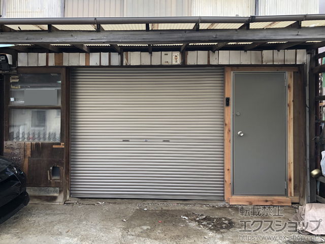 神奈川県平塚市のLIXIL リクシル（トステム）のガレージシャッター ガレージシャッタークワトロ 手動式 内部付タイプ 施工例