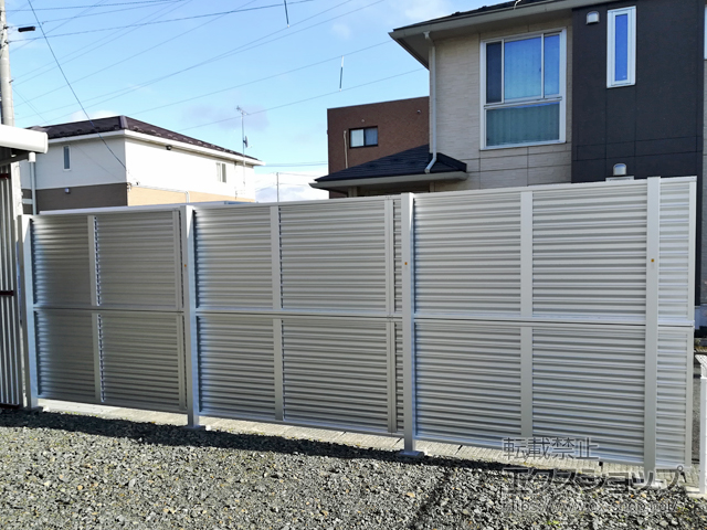 岩手県盛岡市ののフェンス・柵 ミエーネフェンス 目隠しルーバータイプ 2段支柱 自立建て用(パネル2段) 施工例
