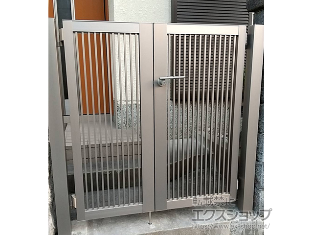 大阪府吹田市のの門扉 【特注】開き門扉AB TR2型 親子開き 柱使用＊扉幅500mm側には把手はつきません 施工例