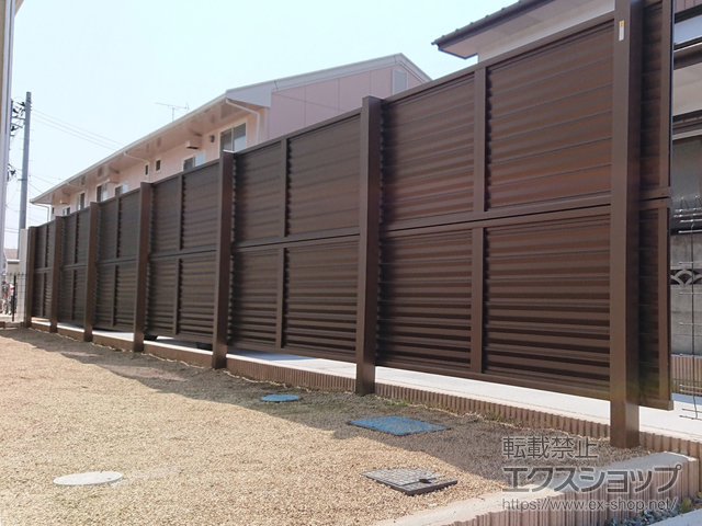 福島県郡山市ののフェンス・柵 ミエーネフェンス 目隠しルーバータイプ 2段支柱 自立建て用(パネル2段) 施工例