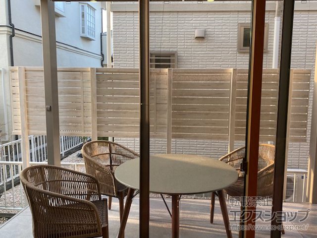 福岡県福岡市ののフェンス・柵 フェンスAA YS1型 横スリット ゆらぎ 木調カラー アルミ多段柱仕様 施工例