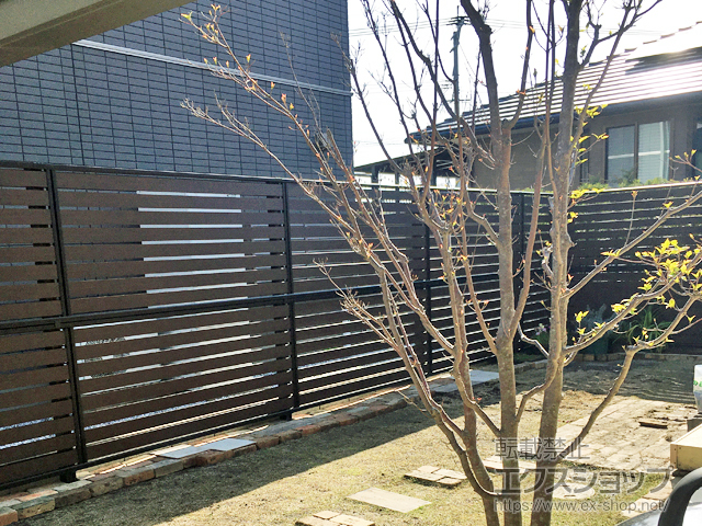 福岡県福津市ののフェンス・柵 モクアルフェンス 横板タイプ 2段支柱 自立建て用（パネル2段） 施工例