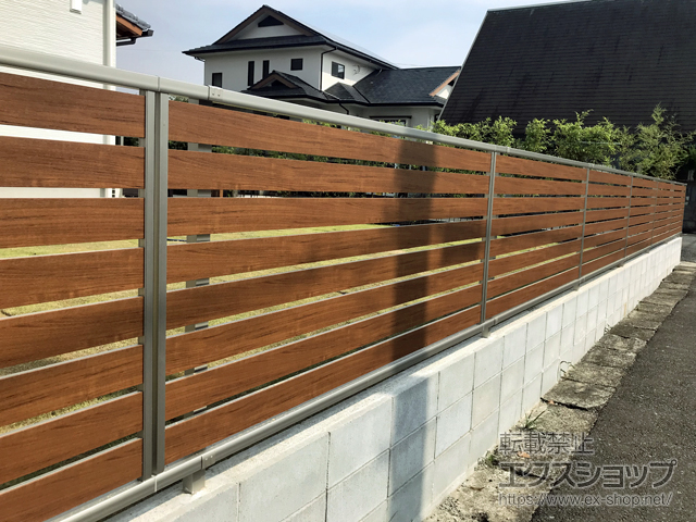 熊本県八代市ののフェンス・柵 ルシアスフェンスF04型 横板 木目カラー　 自由柱施工 施工例