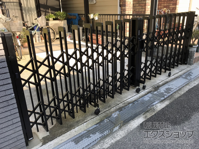 大阪府堺市ののカーゲート トリップゲートII P型 ペットガード付き ノンレール 両開き 40W(20S+20M) 施工例