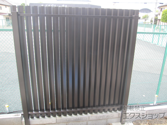 東京都東村山市ののフェンス・柵 エルファード片面 5型 角度板格子 高尺タイプ フリー支柱タイプ 施工例