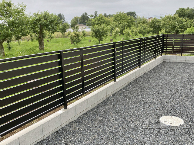 ののフェンス・柵 ルシアスフェンスF04型 横板 木目カラー 自由柱施工 施工例