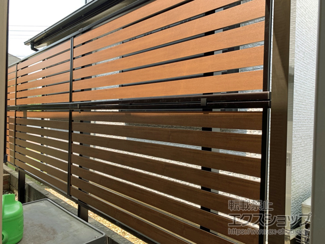 東京都稲城市ののフェンス・柵 モクアルフェンス 横板タイプ 2段支柱 自立建て用（パネル2段） 施工例