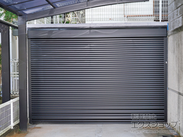 兵庫県神戸市のLIXIL リクシル（トステム）のガレージシャッター ガレージシャッタークワトロ 電動式 外部付タイプ ※外部停電時開閉機構 施工例
