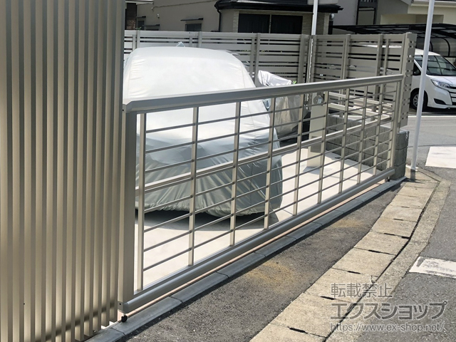 神奈川県横浜市ののカーゲート ルシアスアップゲートワイド 1型 横格子 手動 57-12 施工例