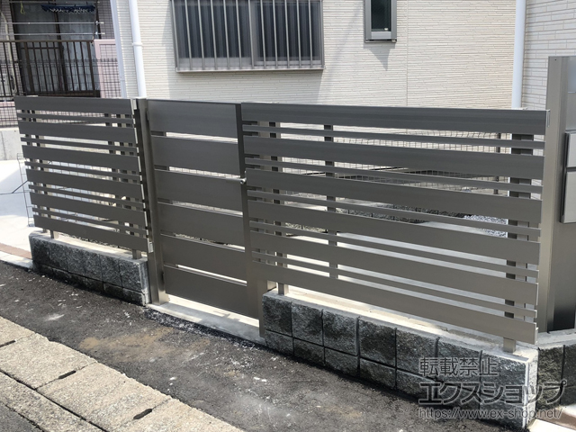 神奈川県横浜市のの門扉 ルシアス門扉BW01型 横スリット 片開き アルミカラー 門柱使用 施工例