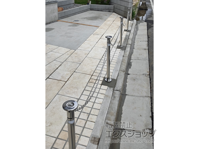 埼玉県さいたま市ののカーゲート スペースガード（車止め）F48型 埋込式 キー付き ステンレス製 施工例