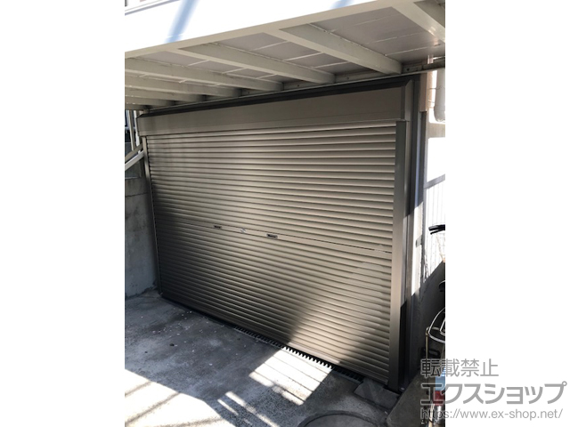神奈川県川崎市のLIXIL リクシル（トステム）のガレージシャッター ガレージシャッタークワトロ 手動式 外部付タイプ 施工例