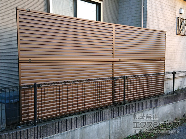 栃木県鹿沼市ののフェンス・柵 ミエーネフェンス 目隠しルーバータイプ 2段支柱 自立建て用 施工例
