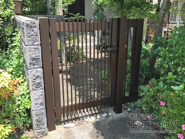 京都府木津川市のの門扉 シンプレオ門扉T1型 たて細格子 袖FIX付片開き 門柱使用 施工例