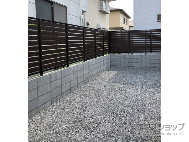 埼玉県八潮市ののフェンス・柵 ルシアスフェンスF04型 横板 木目カラー　自由柱施工 施工例