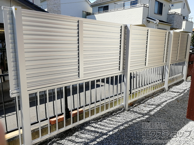 埼玉県川口市ののフェンス・柵 ミエーネ＋ミエッタフェンス 2段支柱 自立建て用（パネル2段） 施工例