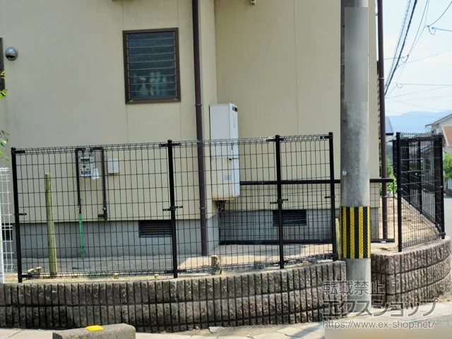 福岡県糟屋郡須恵町の積水樹脂(セキスイ)のフェンス・柵・塀 メッシュフェンス M0 間仕切柱 施工例