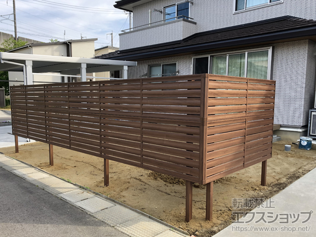 新潟県三条市ののフェンス・柵 フェンスAA YS1型 横スリット ゆらぎ 木調カラー アルミ多段柱使用 施工例