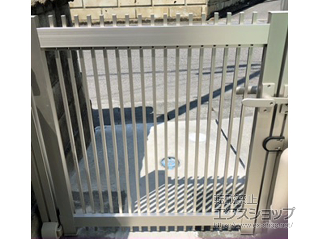 福島県須賀川市のの門扉 シンプレオ門扉T1型 縦格子 片開き 門柱使用 施工例