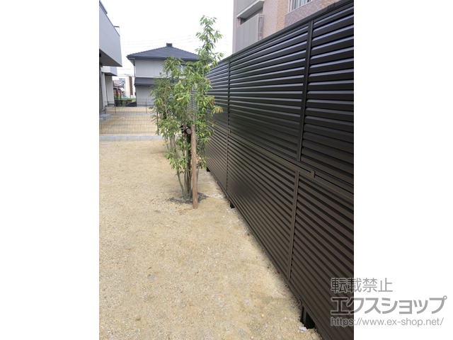 愛知県尾張旭市ののフェンス・柵 ミエーネフェンス 目隠しルーバータイプ 2段支柱 自立建て用 施工例