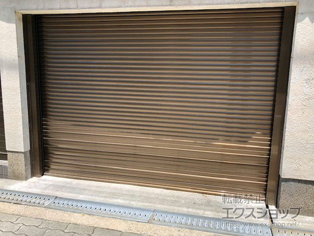 大阪府大阪市のLIXIL リクシル（トステム）の玄関ドア ガレージシャッタークワトロ 電動式 内部付タイプ 施工例