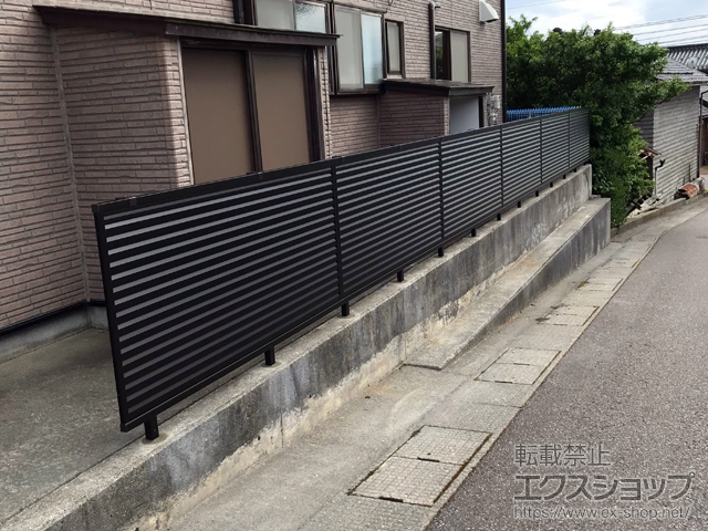 石川県羽咋郡志賀町ののフェンス・柵 ミエーネフェンス 目隠しルーバータイプ 自由柱施工 施工例