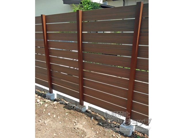 秋田県秋田市ののフェンス・柵 プラドフェンス ジョイントあり仕様 高尺タイプ 板10段 隙間10mm 施工例