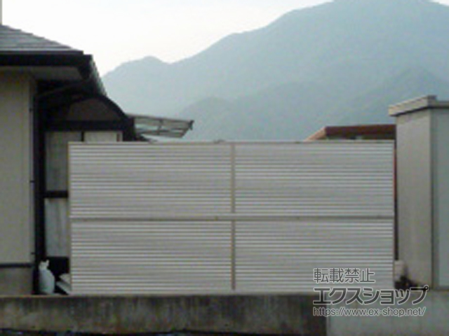 山梨県大月市ののフェンス・柵 ミエーネフェンス 目隠しルーバータイプ 2段支柱 自立建て用 施工例