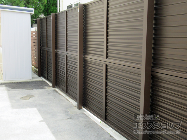 長野県松本市ののフェンス・柵 ミエーネフェンス 目隠しルーバータイプ 2段支柱 自立建て用 施工例