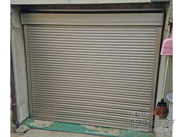 京都府京都市のLIXIL リクシル（トステム）のガレージシャッター ガレージシャッタークワトロ 電動式 外部付タイプ ※外部停電時開閉機構 施工例