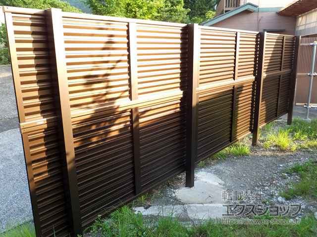 埼玉県秩父郡横瀬町ののフェンス・柵 ミエーネフェンス 目隠しルーバータイプ 2段支柱 自立建て用 施工例