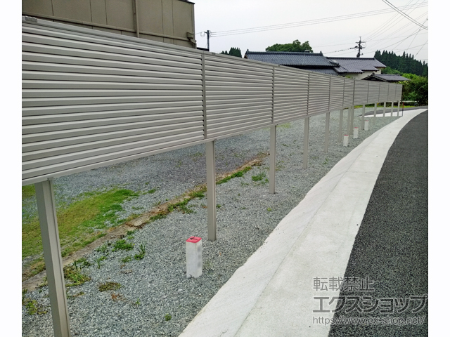 熊本県宇城市ののフェンス・柵 ミエーネ目隠しルーバーフェンス 上段のみ設置 自立建て用 施工例