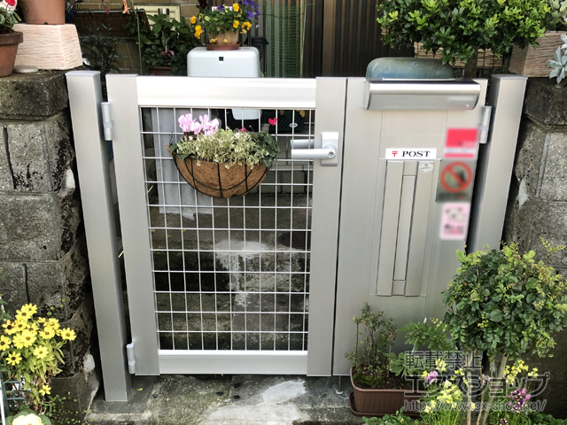 大阪府河内長野市のの門扉 シンプレオ門扉M1型メッシュ 機能子扉親子 門柱使用 施工例