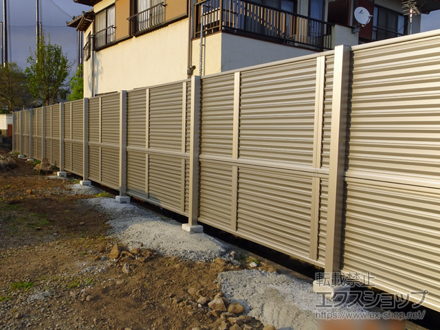 静岡県富士宮市ののフェンス・柵 ミエーネフェンス 目隠しルーバータイプ 2段支柱 自立建て用 施工例